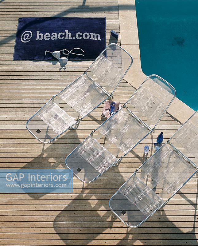Vue aérienne de chaises longues à côté d'une piscine