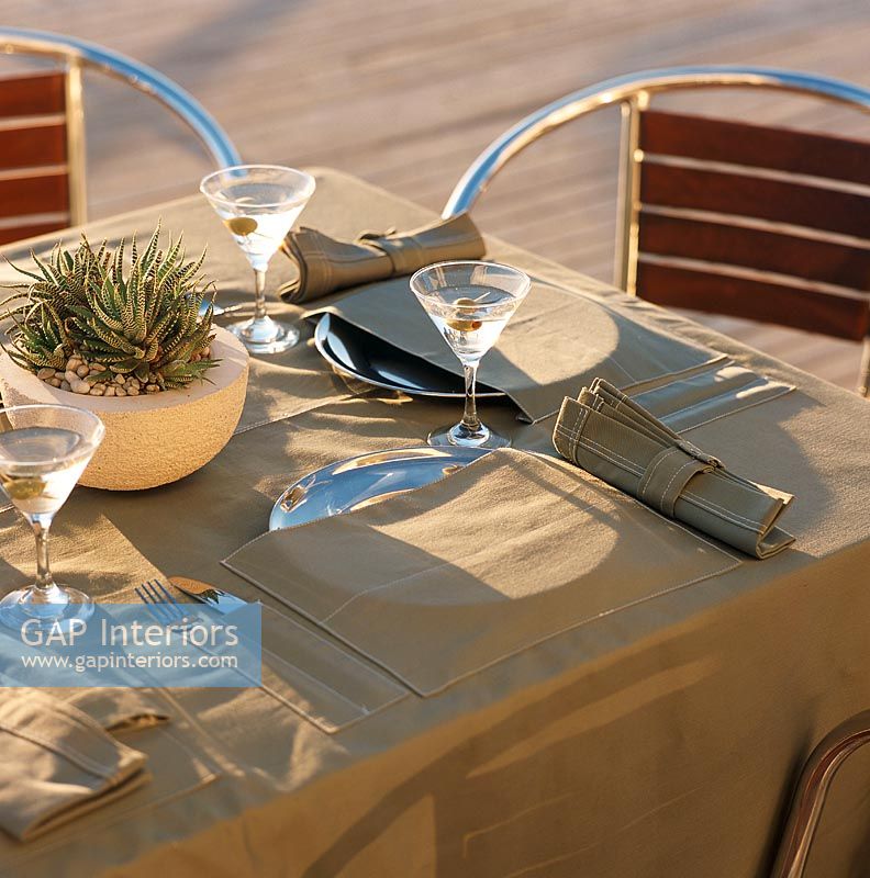 Placer la table sur la table à manger avec des verres à martini