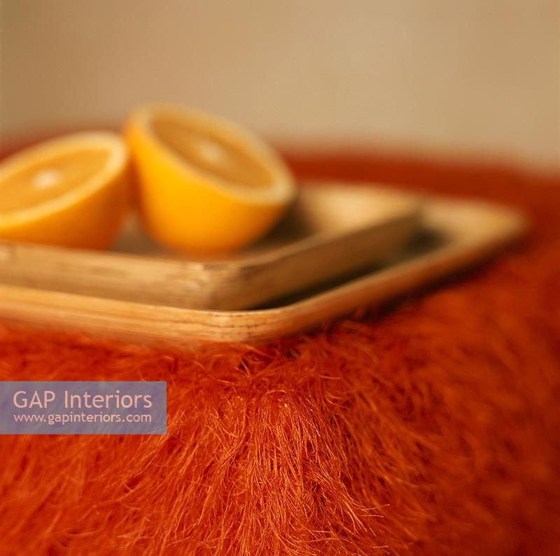 Orange en tranches sur un plateau en bois