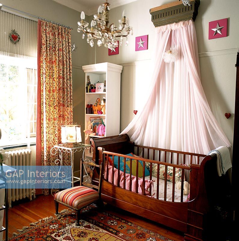 Lit d'enfant en bois avec rideau à baldaquin rose