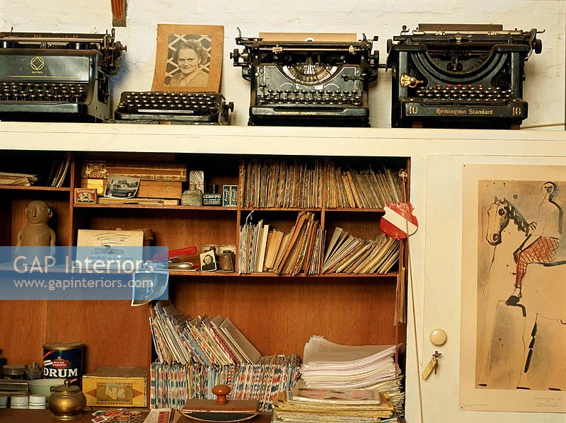 Bureau avec une collection de vieilles machines à écrire
