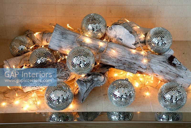 Guirlandes et décorations de Noël dans la cheminée
