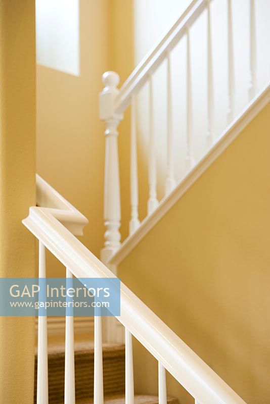 Détail de la rampe d'escalier de détail architectural et mur jaune