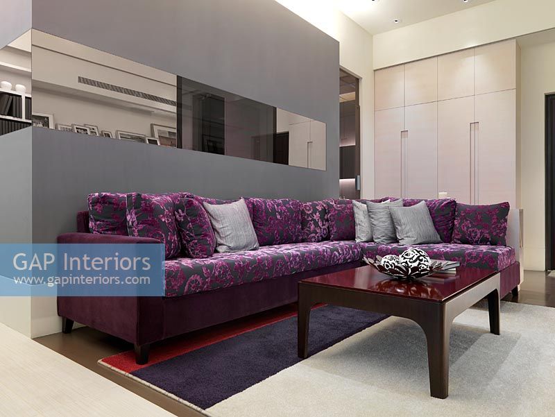 Canapé sectionnel violet dans le salon moderne