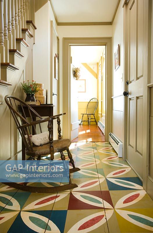 Couloir dans la maison coloniale avec plancher en bois coloré