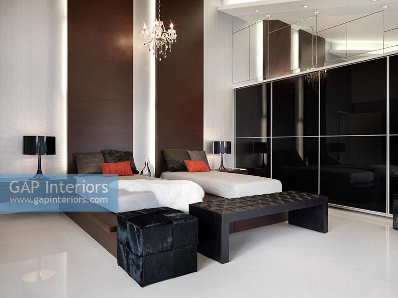 Chambre minimaliste avec deux lits