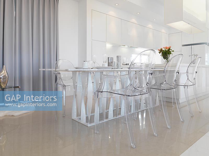 Table à manger moderne à angle bas avec chaises en plastique transparent