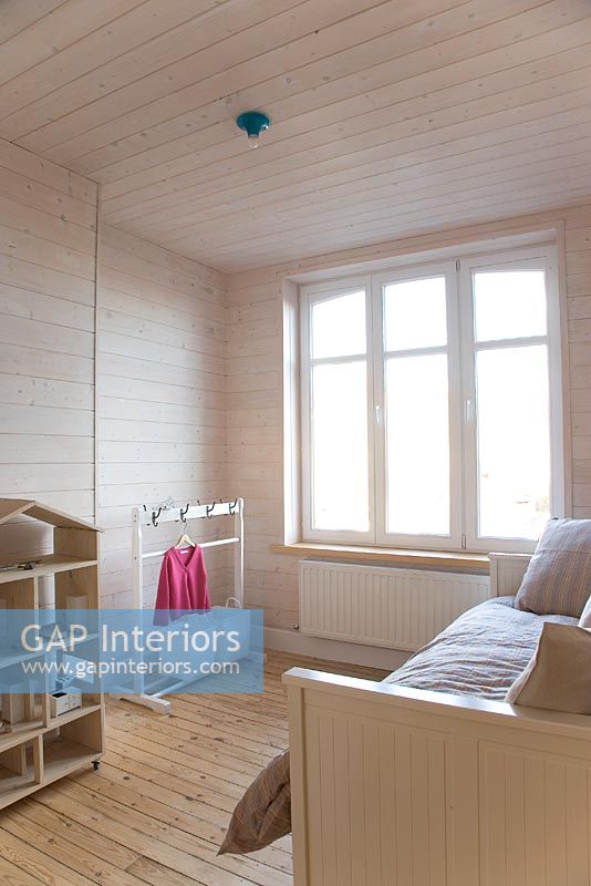 Chambre d'enfant minimaliste en bois