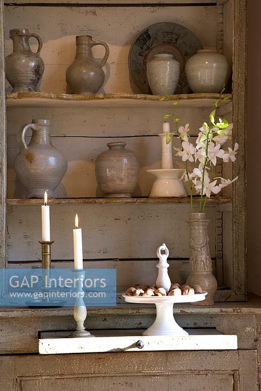 Étagères rustiques avec vases et bougies