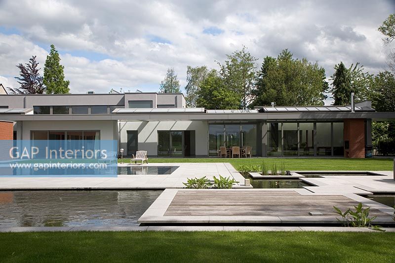 Extérieur de maison moderne avec piscines naturelles