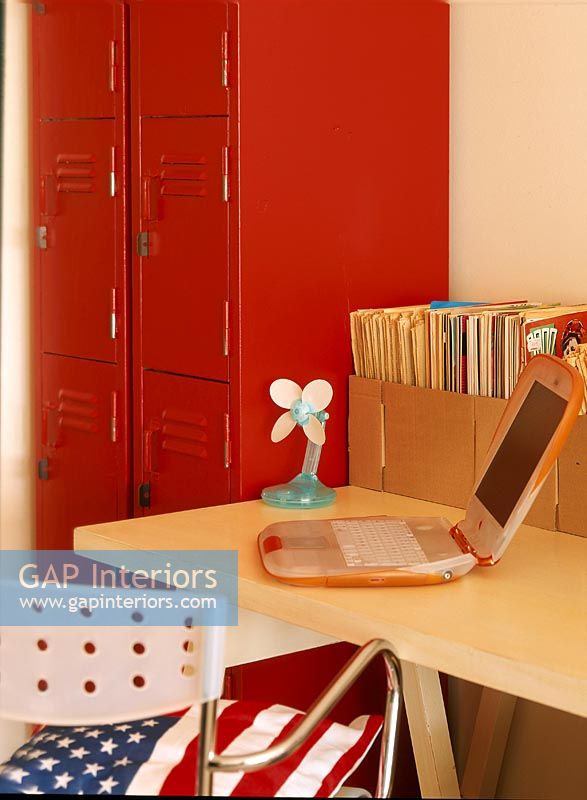 Chambre pour enfants avec ordinateur portable sur le bureau et rangement dans les casiers scolaires