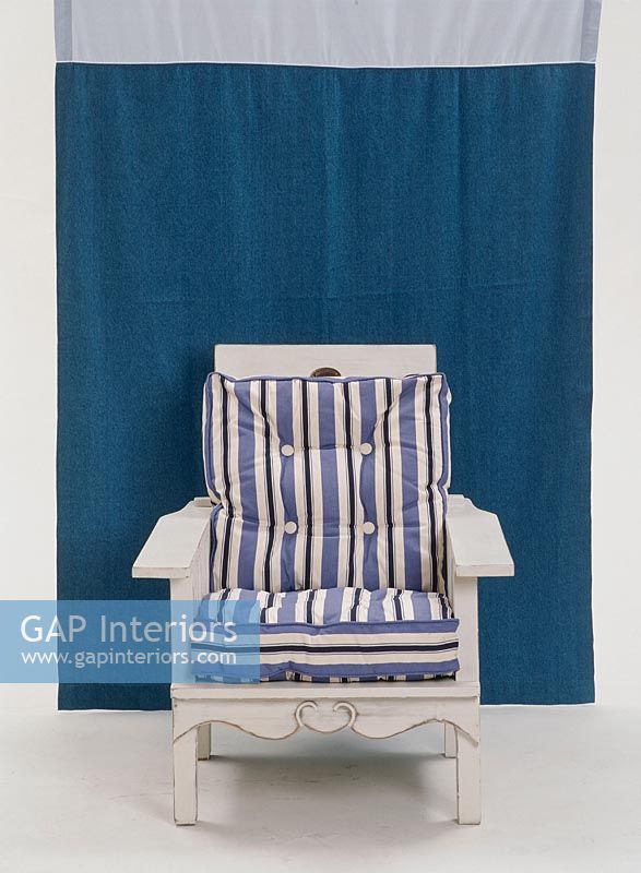 Chaise à rayures bleues et blanches sur fond bleu
