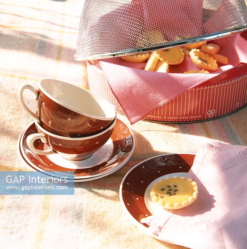 Tasses à thé avec biscuits sur table