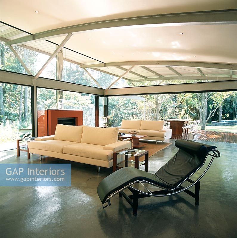 Grand salon moderne avec méridienne Le Corbusier