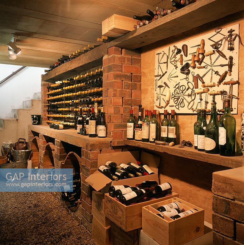 Vue des bouteilles de vin et des caisses dans la cave à vin
