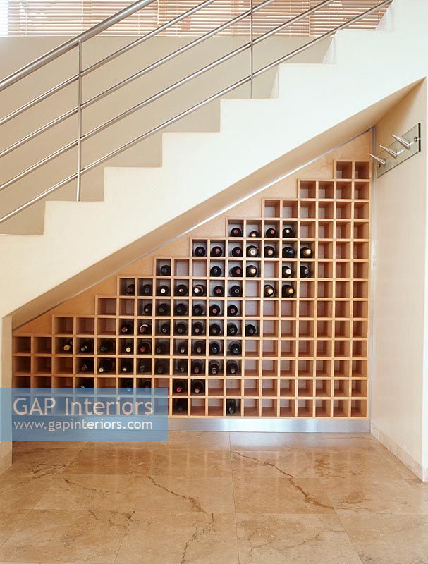 Vue, bouteilles vin, étagère, sous, escalier
