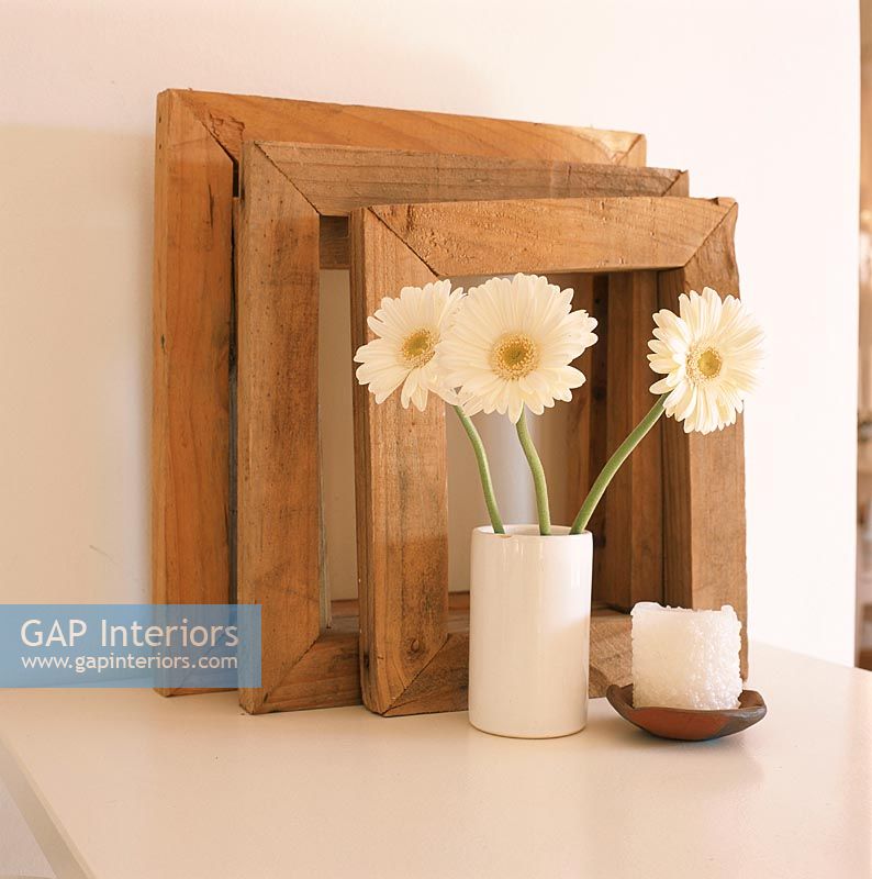 Cadres en bois avec des fleurs dans un vase