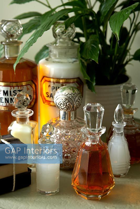 Collection de flacons de parfum vintage