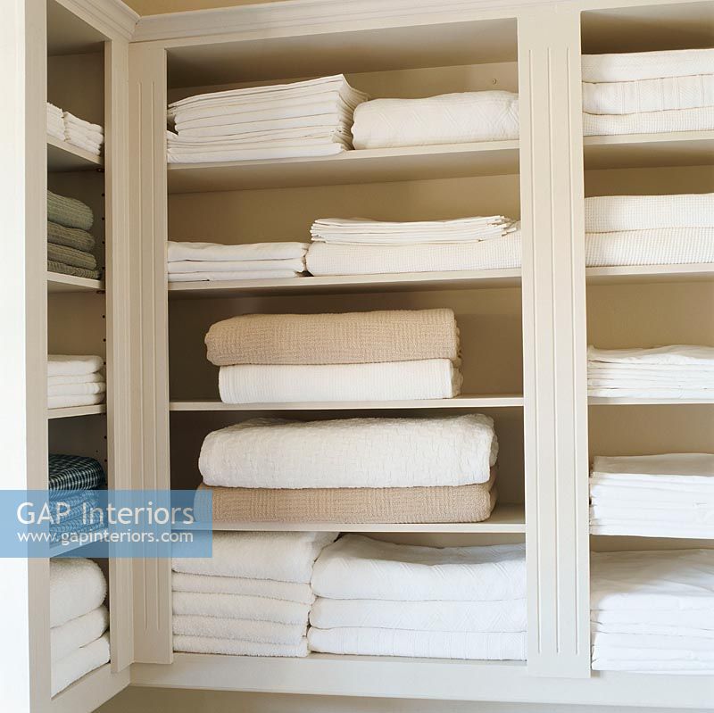 Pile de serviettes sur une étagère