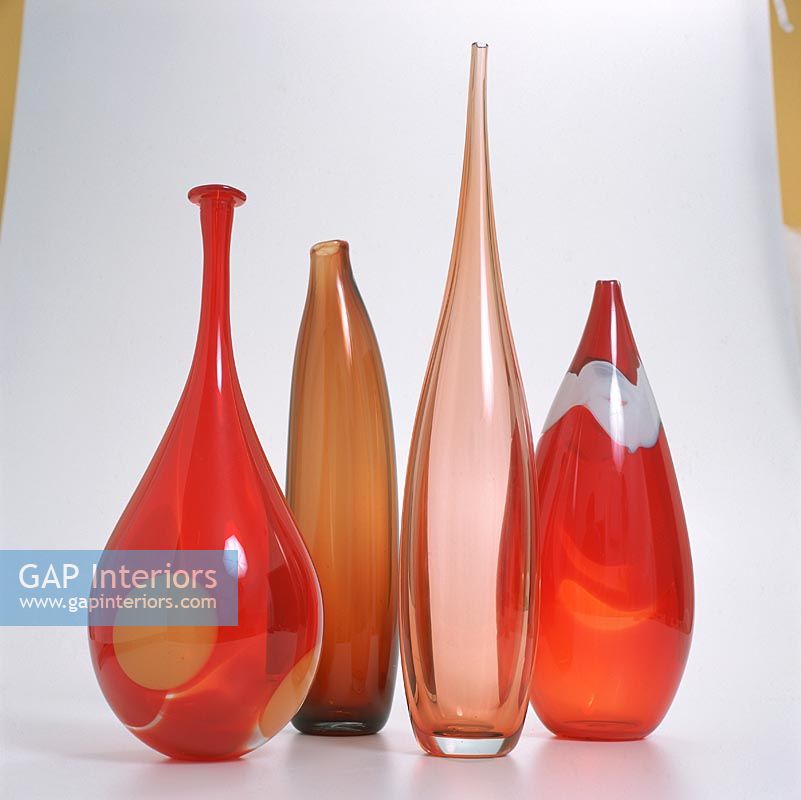 Une collection de vases en verre rouge