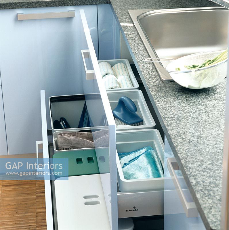 Vue du comptoir de la cuisine avec tiroir ouvert et évier