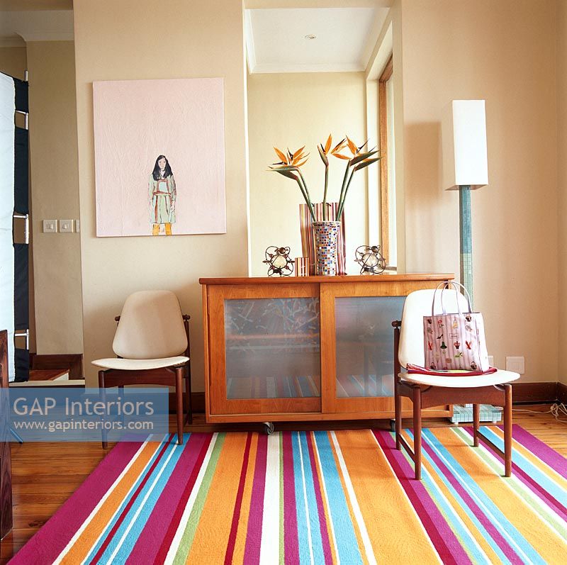 Tapis coloré dans un salon moderne