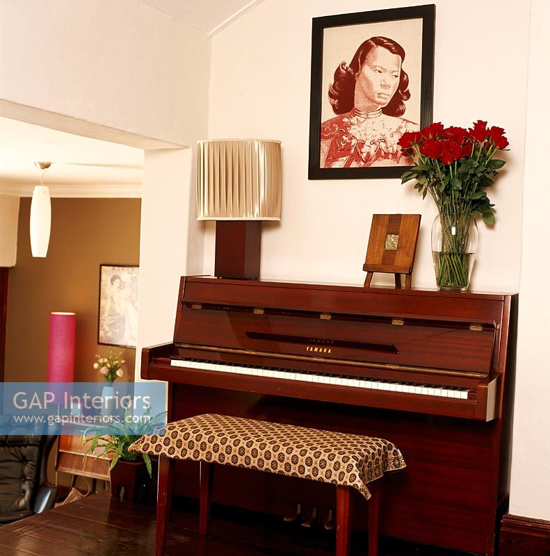 Un piano et un portrait sur le mur