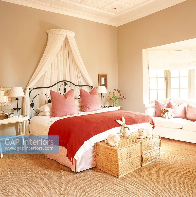 Chambre champêtre avec lit et canapé