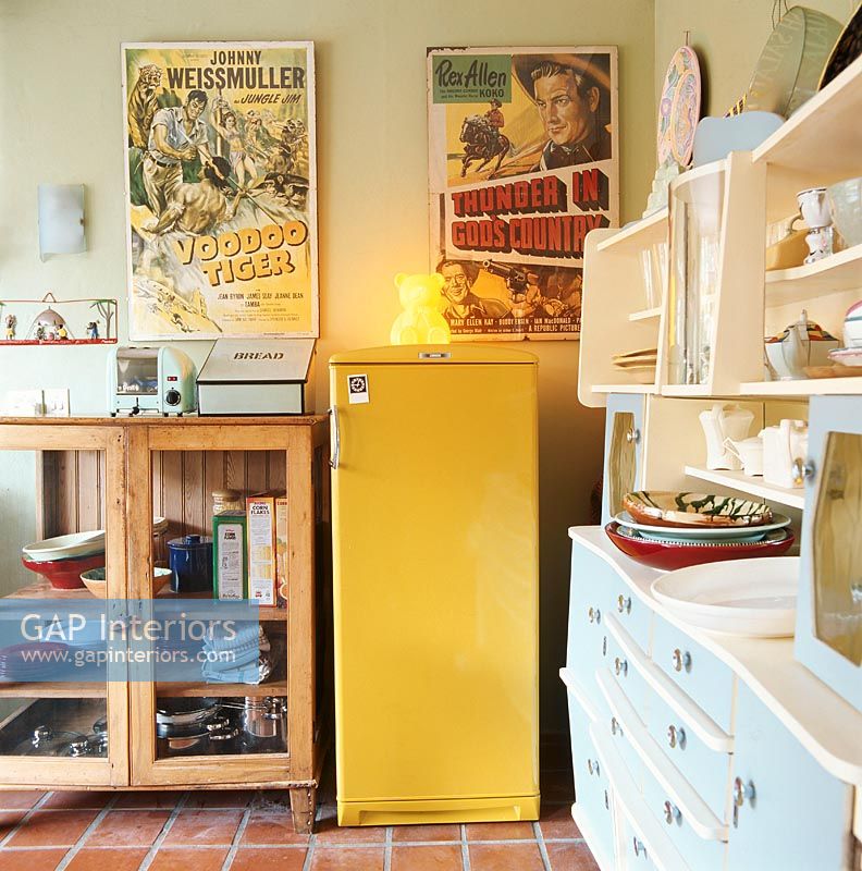Réfrigérateur jaune dans la cuisine