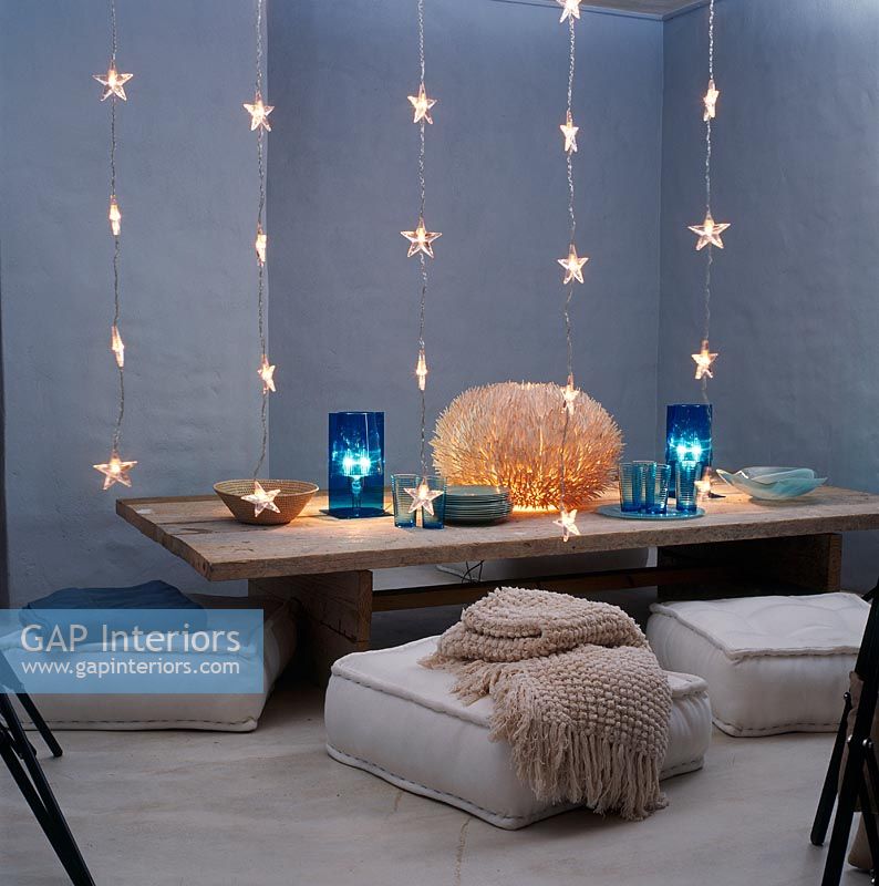 Table à manger basse avec coussins et brins de lumières en forme d'étoile