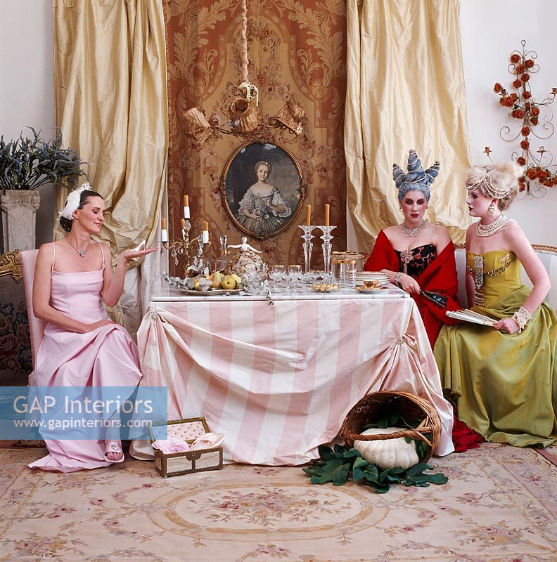 Trois femmes assises à table à manger