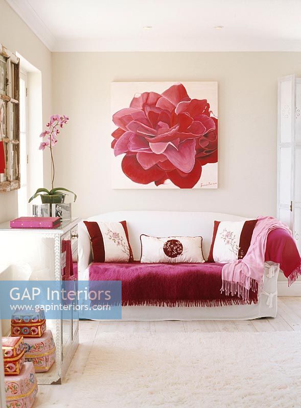 Salon moderne avec grande peinture de fleur