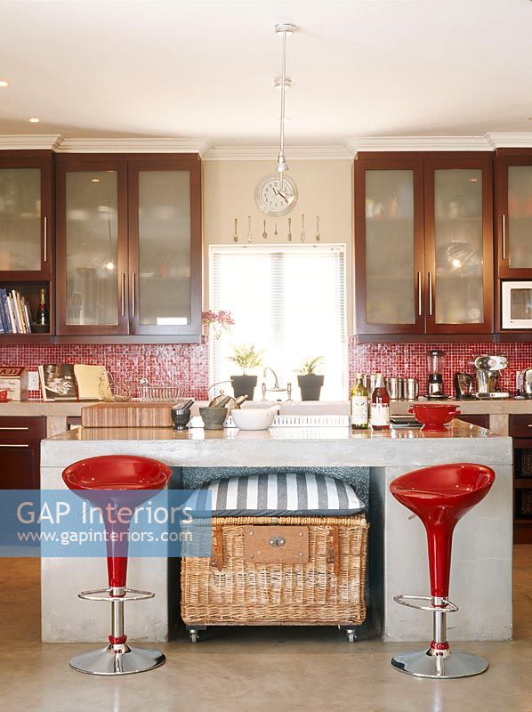 Vue de la cuisine moderne avec tabourets rouges