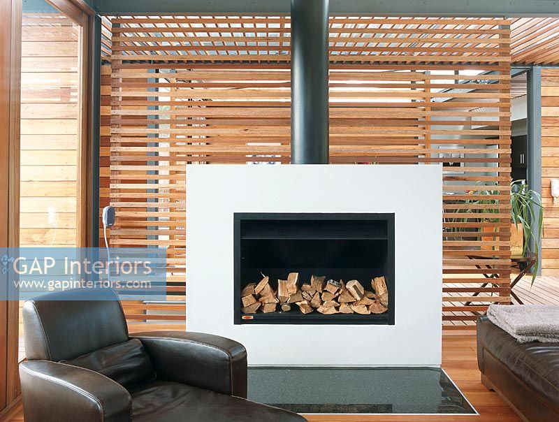 Salon moderne avec cheminée