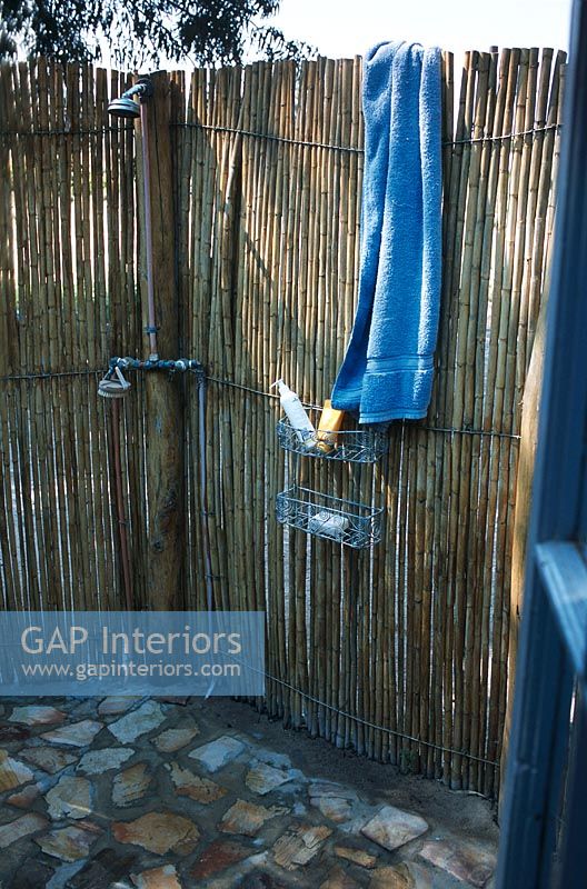Une douche extérieure en bambou aux murs