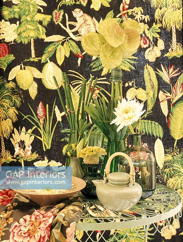 Papier peint à imprimé floral et une table avec des plantes d'intérieur