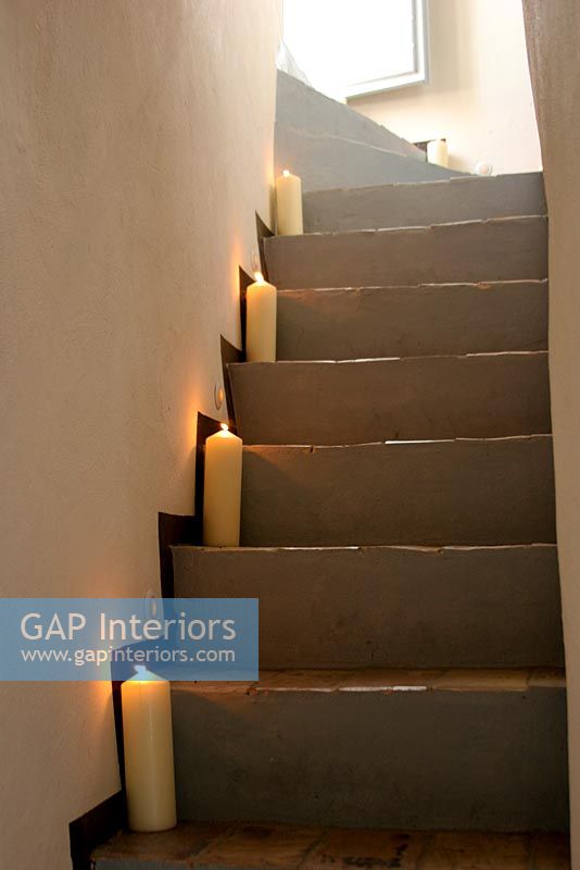 Escaliers en pierre éclairés avec des bougies