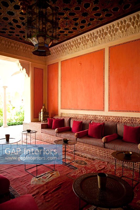 Salon rouge à décor marocain