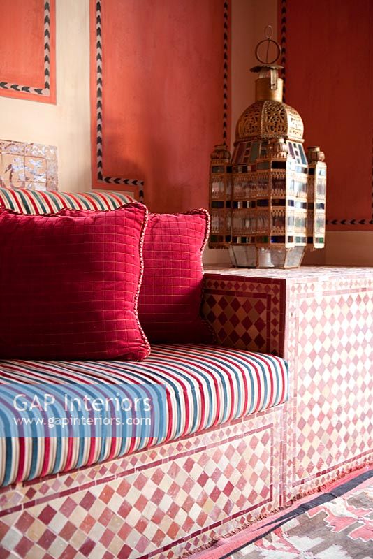 Détail du canapé marocain à motifs et lanterne en laiton