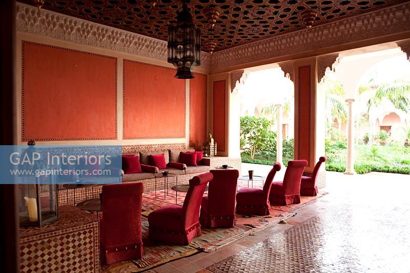 Salon rouge avec décoration de style marocain