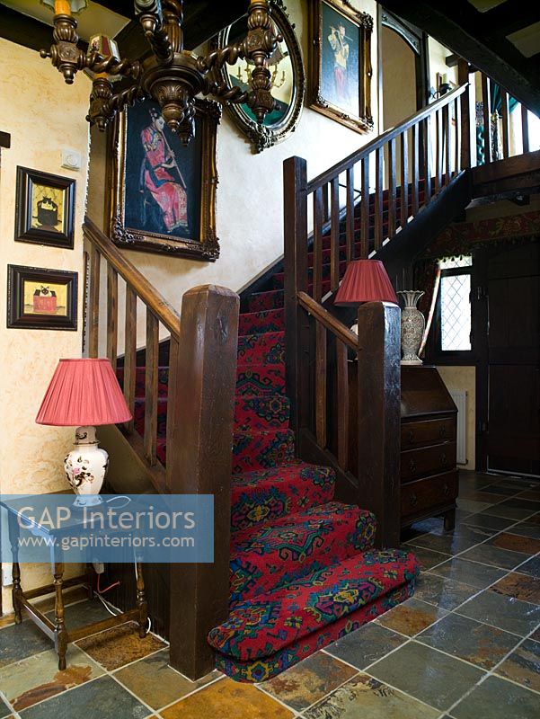 Manière traditionnelle avec tapis à motifs dans les escaliers