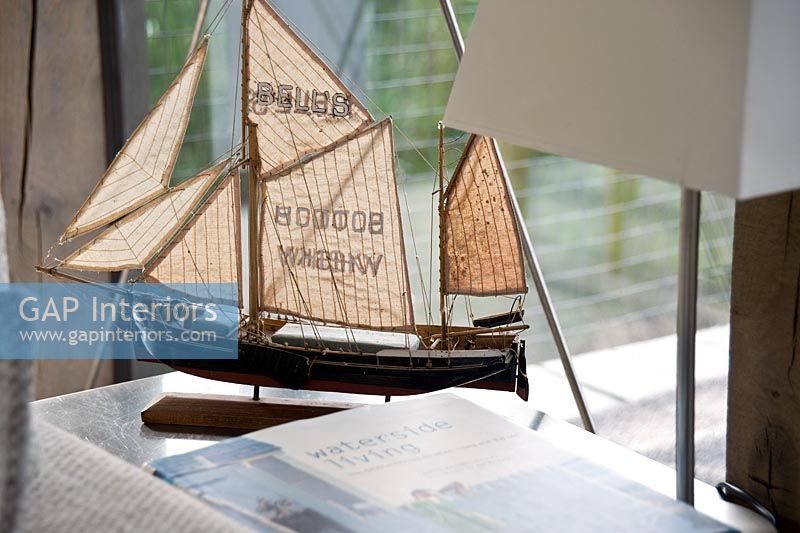 Maquette de bateau sur le bureau