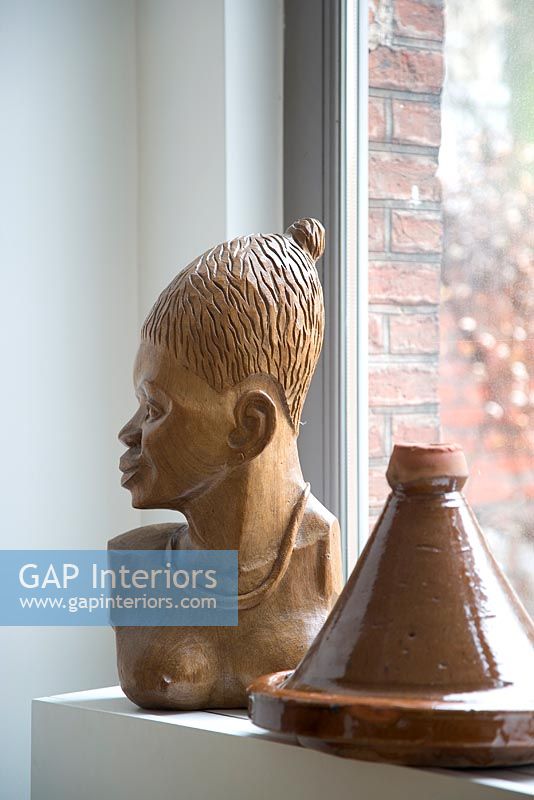 Sculpture africaine en bois et détail de pot