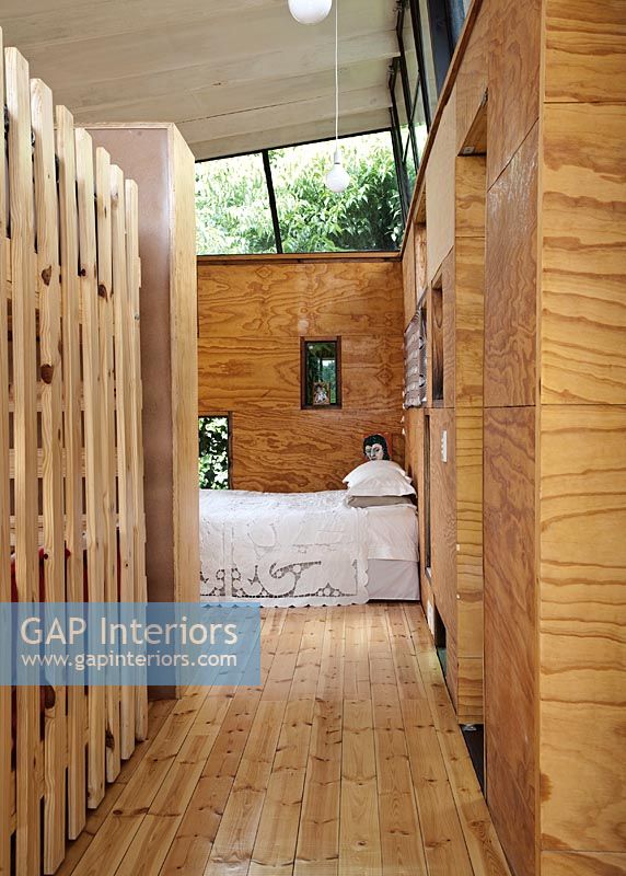 Chambre moderne avec murs et sols en bois