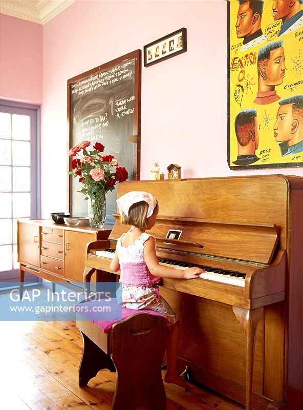 Une petite fille jouant du piano
