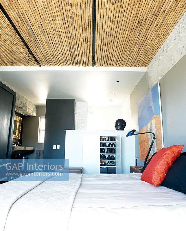 Chambre contemporaine avec plafond en bambou