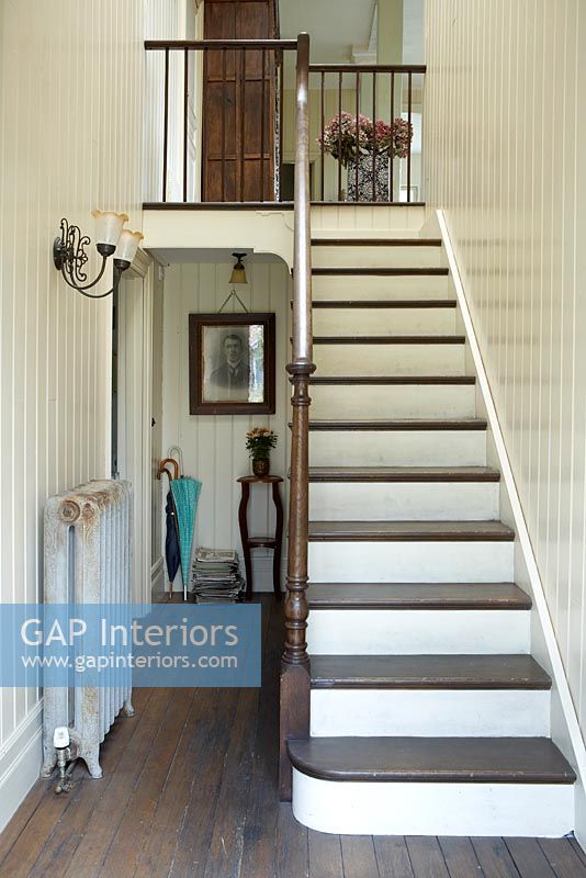 Couloir et escalier en bois classique