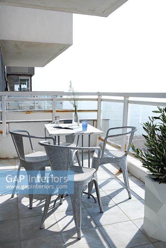 Balcon moderne avec vue sur la mer