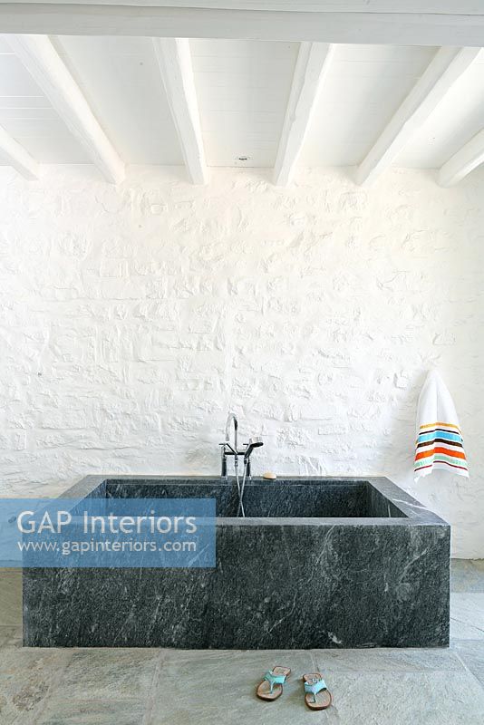 Baignoire en marbre dans la salle de bain moderne