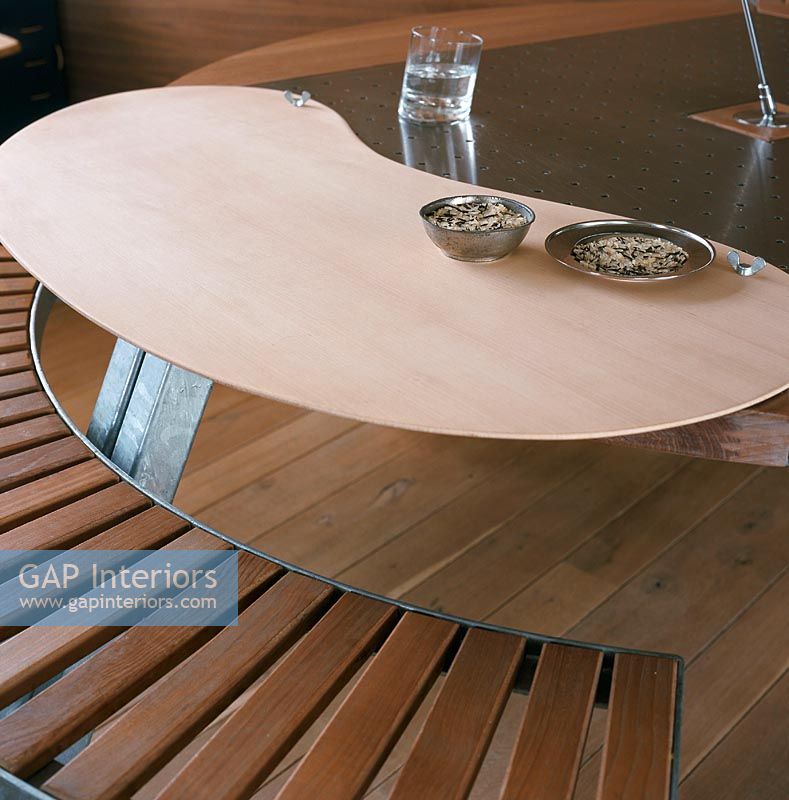 Table incurvée moderne avec banquette